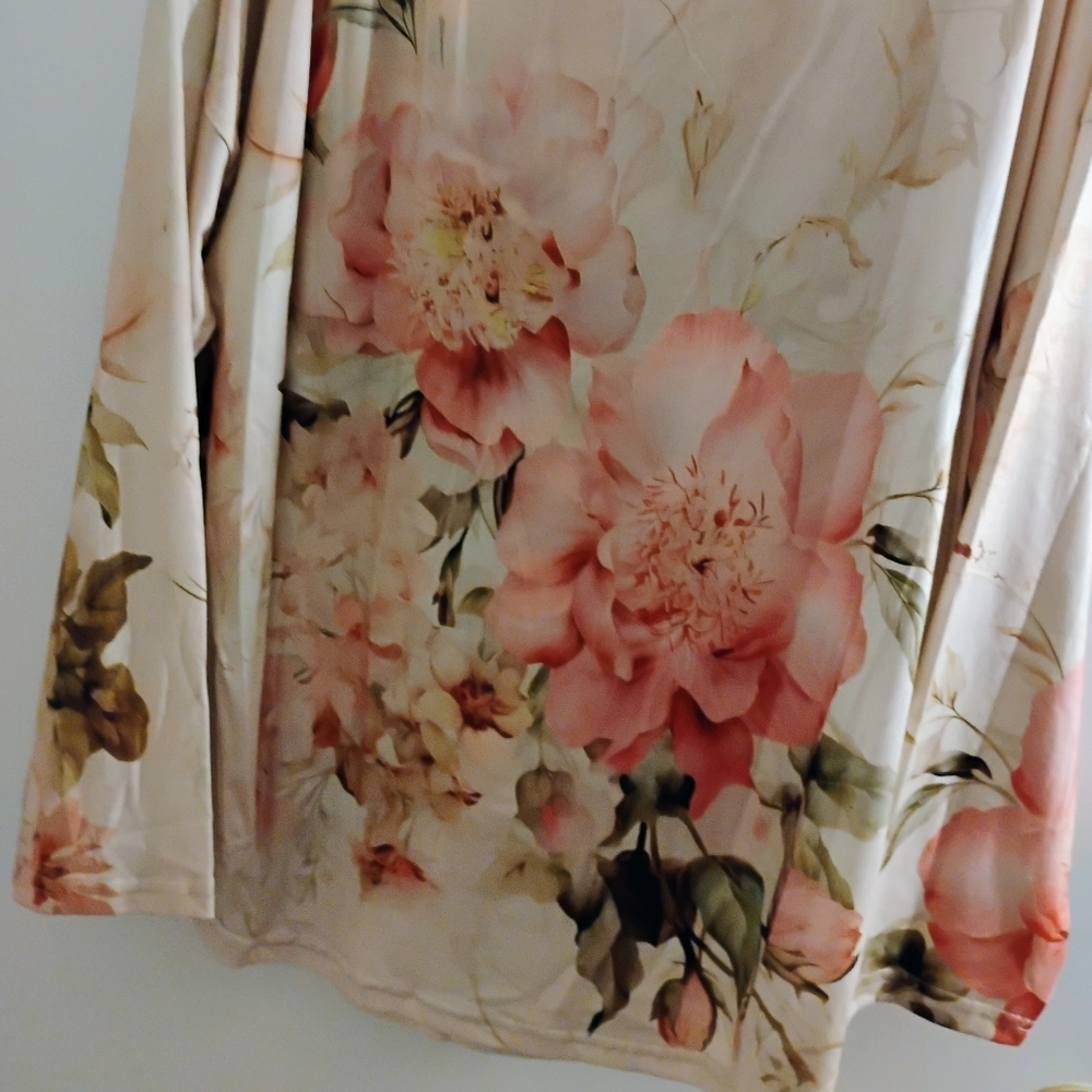 Women's Plus Size Long Sleeve Floral Top - Picture 3 of 3